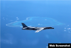 Pesawat tempur China H-6K di atas Scarborough Shoal, Laut China Selatan. (Foto: dok).