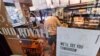 Salah satu gerai Starbucks di West Side, New York memasang informasi tentang jam tutup toko pada jendelanya, Selasa, 29 Mei 2018. 