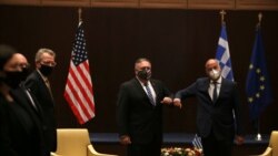 Menteri Luar Negeri AS Mike Pompeo dan Menteri Luar Negeri Yunani Nikos Dendias salam sikut saat bertemu di Thessaloniki, Yunani, 28 September 2020. (Foto: Reuters)