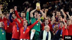 Juara dunia dan Eropa Spanyol masih menempati peringkat puncak dalam daftar peringkat FIFA yang dirilis Rabu (27/7).