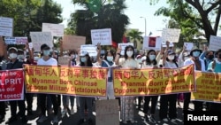 聚集在中國駐仰光大使館外抗議軍人政變並要求釋放昂山素季。（2021年2月11日）