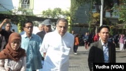 Penulis buku "Islam Tuhan, Islam Manusia" Haidar Bagir (baju puith-tengah) berjalan menuju lokasi bedah buku di IAIN Surakarta dengan pengawalan (Foto: VOA/Yudha)