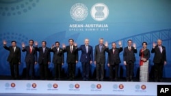 Para pemimpin negara Asia Tenggara, dari kiri ke kanan; Perdana Menteri Laos Thongloun Sisoulith, Presiden Indonesia Joko Widodo, Perdana Menteri Kamboja Hun Sen, Sultan Brunei Hassanal Bolkiah, Perdana Menteri Thailand Prayuth Chanocha, Perdana Menteri Australia Malcolm 
