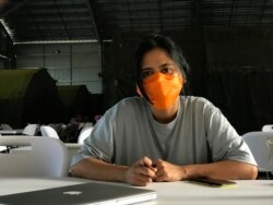Eva Taibe, mahasiswi Central China Normal University, ketika menjalani proses observasi kesehatan selama 14 hari di Natuna, Kep. Riau. (Foto: Yuli Chaniago)