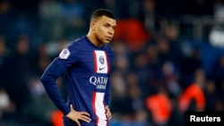 Kylian Mbappe dari Paris St Germain terlihat sedih usai pertandingan. (Foto: REUTERS/Sarah Meyssonnier)