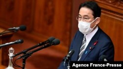 日本新任首相岸田文雄在日本國會發表他的首次政策講話。（2021年10月8日）