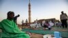 Tak Pedulikan Kesulitan Ekonomi, Warga Sudan Berbagi Makanan untuk Iftar