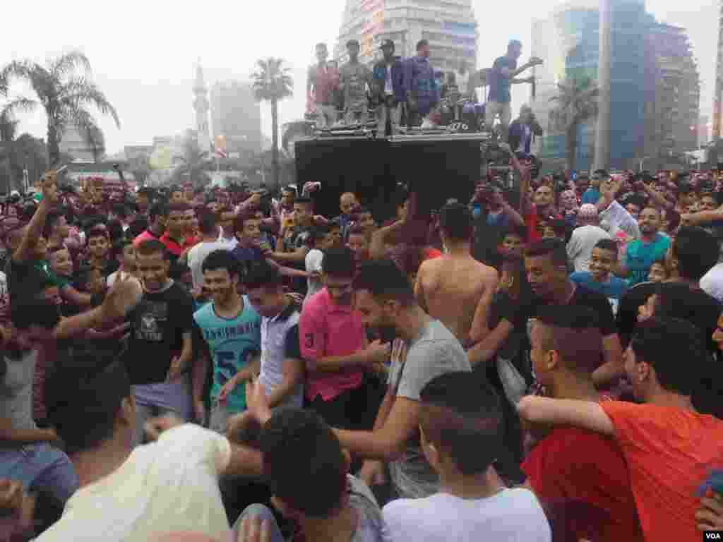 Egyptian youth do the “Shaby” dance as a DJ spins tunes at the end of Friday prayers in Cairo, Egypt. July 6, 2016. (Photo: Hamada Elrasam for VOA)