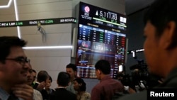 Kegiatan di bursa saham di Jakarta. (Foto: dok)