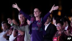 Presiden terpilih Claudia Sheinbaum melambai kepada para pendukungnya di Zocalo, alun-alun utama Mexico City, setelah National Electoral Institute mengumumkan bahwa dia memegang keunggulan yang tidak dapat diubah dalam pemilu, Senin 3 Juni 2024. (Foto: AP)