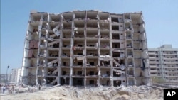 Foto Khobar Towers di Dhahran, Saudi Arabia yang hancur akibat serangan bom, 30 Juni 1996. (Foto: dok).