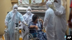 Petugas kesehatan sedang merawat pasien COVID-19 di Mumbai, India, Kamis, 22 April 2021. (Foto: AP)