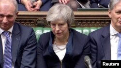 英国首相特蕾莎·梅在议会否决脱欧协议后坐在议会里。（2019年1月15日）