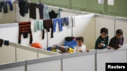 Anak-anak di tempat penampungan bagi pengungsi di bekas bandara Tempelhof, Berlin, Jerman, 9 Desember 2015. 