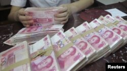 交通银行沈阳一家分行的一名职员2012年7月6日在点算100圆人民币的钞票