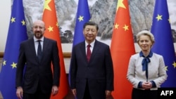 资料照：2023年12月7日，欧盟委员会主席乌尔苏拉·冯德莱恩（Ursula von der Leyen，右）和欧洲理事会主席夏尔·米歇尔（Charles Michel）在北京与中国国家主席习近平举行会晤。（欧洲理事会照片）