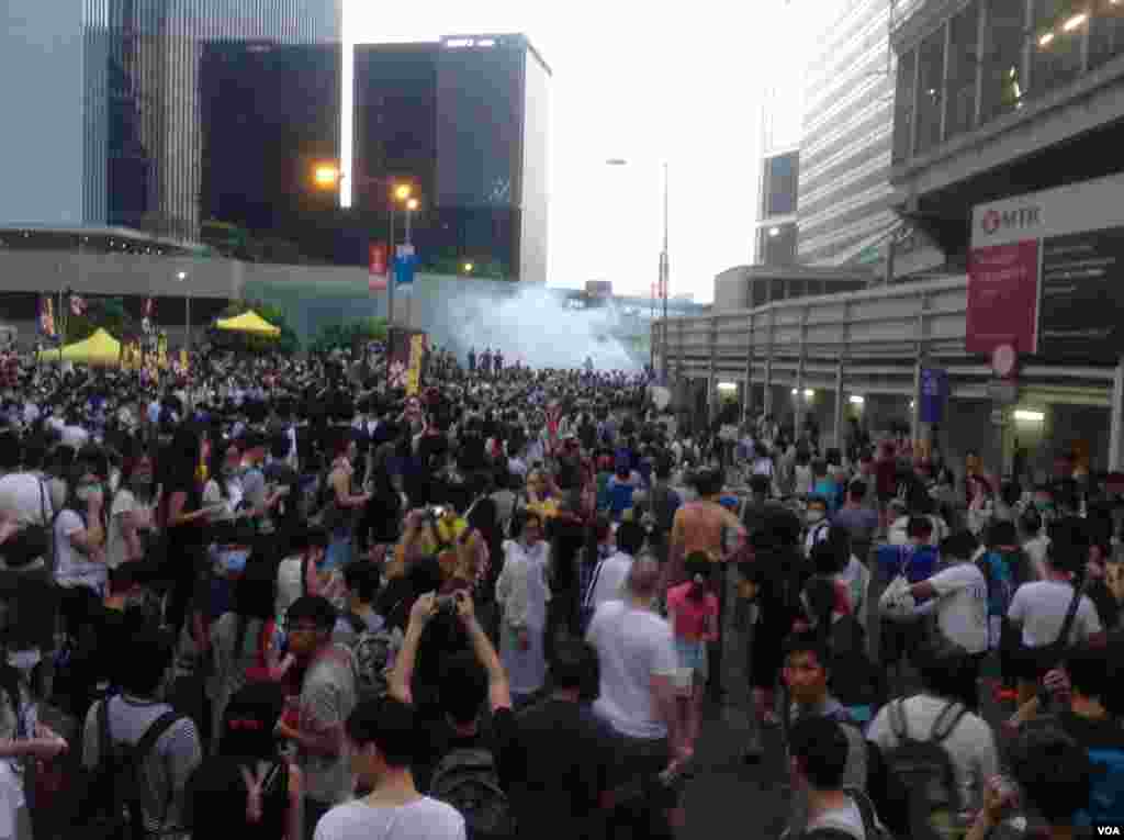 港人聲援佔中抗拒警方封鎖中環金鐘多處癱瘓(美國之音海彥拍攝)