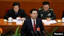 中国全国人大委员长张德江在北京人大会堂全国人大会议上发表讲话。（2015年3月8日）