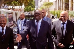 Nhlanhla Nene (no centro)