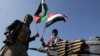 Anggota pasukan Houthi memamerkan senjata dalam parade menentang serangan AS dan Inggris terhadap kelompok tersebut. Parade berlangsung di Sanaa, Yaman, pada 4 Februari 2024. (Foto: Reuters/Khaled Abdullah)