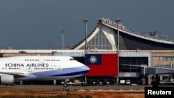 資料照：台灣中華航空公司一架波音747客機正在台北桃園機場起飛。 （2018年8月6日）
