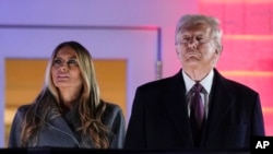 Presiden terpilih Donald Trump dan Melania Trump menyaksikan pertunjukan kembang api di Trump National Golf Club di Sterling, Virginia, Sabtu, 18 Januari 2025, menjelang pelantikan ke-60 Presiden Amerika. (Foto: Matt Rourke/AP Photo)