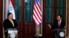 Američki državni sekretar Majk Pompeo sluša ministra spoljnih poslova Paragvaja Luisa Kastiljonija na pres konferenciji u Asuncionu, glavnom gradu Paragvaja, 13. aprila 2019. 