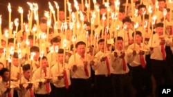 지난 28일 북한 평양의 5월1일경기장에서 열린 '김일성-김정일주의 청년동맹' 제9차대회 경축 야회에서 청년들이 횃불을 들고 있다.