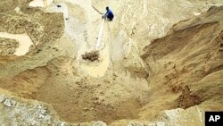 江西省一座稀土礦上一名工人在工作（2010年12月29號資料照）
