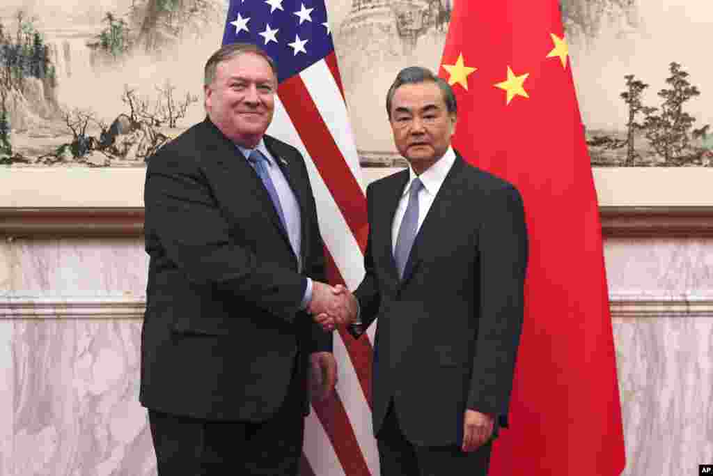 2018年10月8日中国外交部长王毅在北京钓鱼台国宾馆会见到访的美国国务卿蓬佩奥。蓬佩奥是在同朝鲜领导人金正恩会面后访问北京的。他向王毅介绍了情况,并直截了当地说:“我们对你描述的问题有根本的分歧,我们对于中国采取的行动表示严重关切。”王毅也在台湾和贸易摩擦等问题上抨击美国。王毅还要求美国“停止对中方的无端指责和损害中方核心利益的错误做法”。