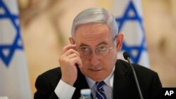PM Israel Benjamin Netanyahu di Balai Chagall , Knesset, Parlemen Israel di Yerusalem, Israel, 24 Mei 2020. (Abir Sultan/Pool Photo via AP). PM Netanyahu, Senin (12/10) menyatakan akan bertemu dalam waktu dekat dengan putra mahkota Abu Dhabi Pangeran Mohammed bin Zayed Al Nahyan 