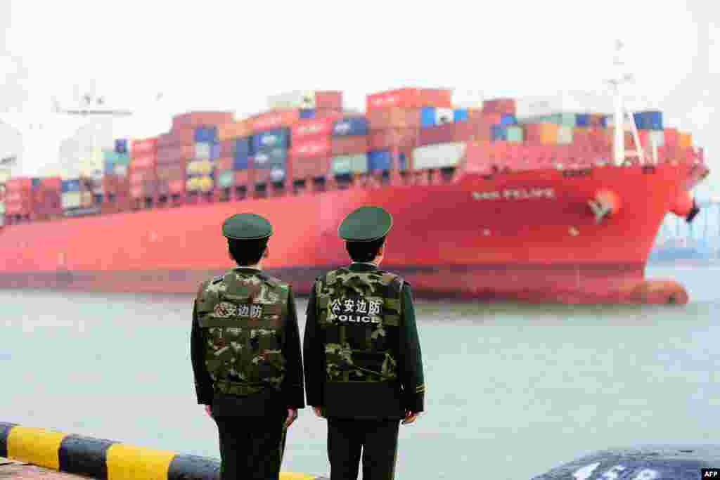 2018年3月8日，中国警察在中国东部山东省青岛港口观察一艘货船。