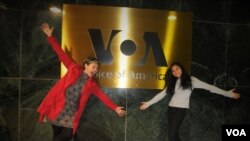 Napakron Saweddit (Right) and Jarunee Jarusruangchai (left), students from the South East Asian Leaders Initiative Program visiting VOA in Washington, April,29 , 2016.