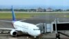 Pesawat Sriwijaya Air di Bandara Internasional Denpassar di Bali pada 23 Maret 2017. (Foto: REUTERS/Thomas White)

