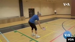 Pelatih 'pickleball' membuktikan usia bukan masalah dalam berolahraga. (Foto: VOA)