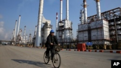 Sebuah fasilitas penyulingan minyak di selatan Teheran, Iran (foto: dok). Dicabutnya sanksi internasional atas Iran akan semakin mendorong jatuhnya harga minyak akibat jumlah pasokan global minyak mentah yang berlebihan.