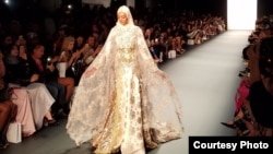 Model Indonesia Laura terpilih tampil mengenakan rancangan Anniesa Hasibuan di New York Fashion Week (foto: courtesy).