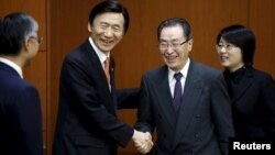 한국을 방문한 우다웨이 중국 외교부 한반도사무특별대표(오른쪽 2번째)가 29일 서울 외교부 청사에서 윤병세 한국 외교장관과 만나 악수하고 있다.