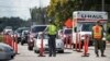 Anggota penegak hukum bekerja sama dengan Garda Nasional AS, mengarahkan lalu lintas di jalur jalan raya 501 (U.S. Highway 501) dekat Conway, South Carolina, saat Badai Florence bergerak mendekati Pantai Timur, Rabu, 12 September 2018, 