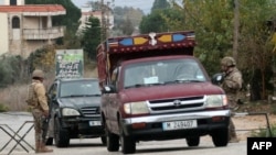 Tentara Lebanon berjaga di pos pemeriksaan di wilayah Marjayoun, Lebanon, saat gencatan senjata antara Israel dan Hizbullah dimulai, Rabu, 27 November 2024. (Foto: AFP)