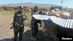 Pasukan Kurdi-Irak atau Peshmerga siaga di pegunungan Bashiqa yang menghadap ke kota Mosul yang dikuasi ISIS (foto: dok). Para pejabat Turki mengatakan pasukannya berada di daerah Mosul Bashiqa untuk latihan rutin.