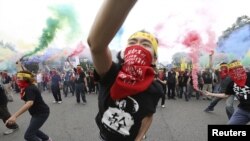 2015年5月1日，台灣人在五一勞動節在總統府前示威，扔煙霧手榴彈，要求增加工資和勞工權利。