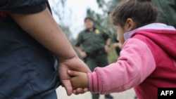 Fasilitas penahanan imigrasi AS di dekat McAllen, Texas, memisahkan anak-anak imigran ilegal dari orang tuanya (foto: ilustrasi).