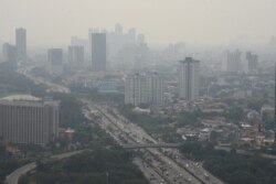 Kabut asap menyelimuti ibu kota Jakarta, 29 Juli 2019. (Foto: Antara/Indrianto Eko Suwarso via REUTERS)