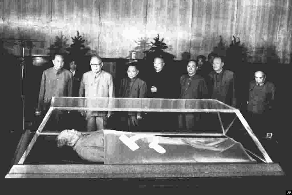 1977年9月10日,(站立者前排左起)华国锋、叶剑英、邓小平、李先念、汪东兴瞻仰毛泽东遗体。在前一年的10月,华国锋、叶剑英、李先念、汪东兴逮捕了毛泽东的文革派亲信“四人帮”一伙,其中包括毛泽东的妻子和侄子,还说这是“继承毛主席的遗志”。这被视为一场很得人心的宫廷政变。后来邓小平等人又否定了华国锋一伙宣扬的一切尊崇毛泽东的“两个凡是”。这些行动使得中国的改革开放成为可能。