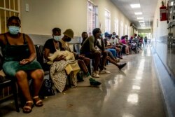 Warga antre untuk menerima vaksinasi COVID-19 di tengah perebakan varian omicron di dekat Johannesburg, Afrika Selatan (foto: dok).