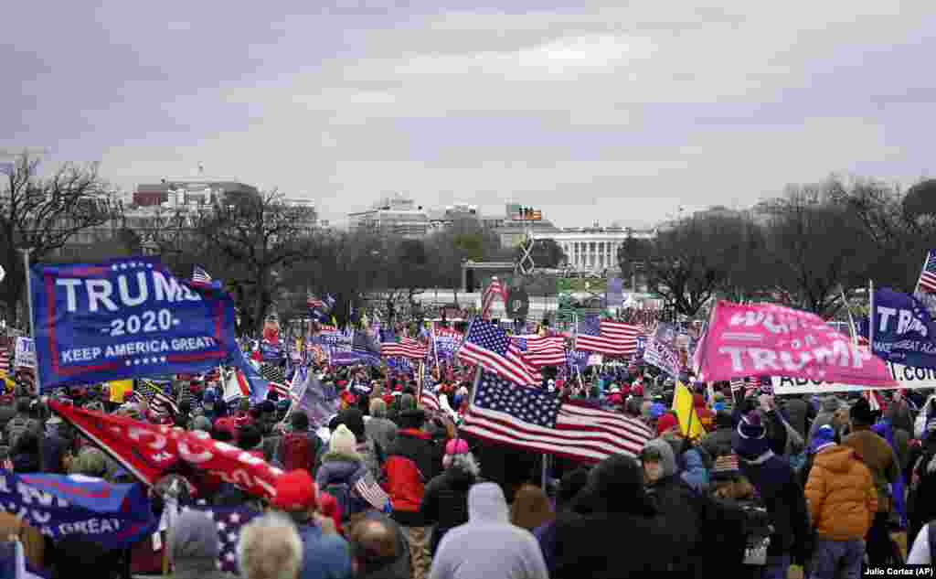 Apoiantes do Presidente Donald Trump marcham na capital, contra a confirmação dos votos do colégio eleitoral a ter lugar no capitólio, em Washington DC, 6 de Janeiro 2021