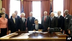 Presiden Barack Obama menandatangani perjanjian kesepakatan Moldova Jackson-Vanik yang merupakan normalisasi hubungan perdagangan dengan Moldova dan mencabut pembatasan perdagangan terhadap Rusia yang diberlakukan pada era Perang DIngin, dan RUU Sergei Magnitsky di Gedung Putih, Washington DC (14/12).