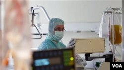Dokter di Jerman memeriksa kondisi ginjal seorang pasien E. coli di rumah sakit Asklepios, Hamburg (6/6).