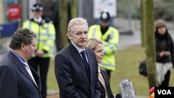 Pendiri WikiLeaks Julian Assange berbicara kepada media di London, 11 Januari 2011.